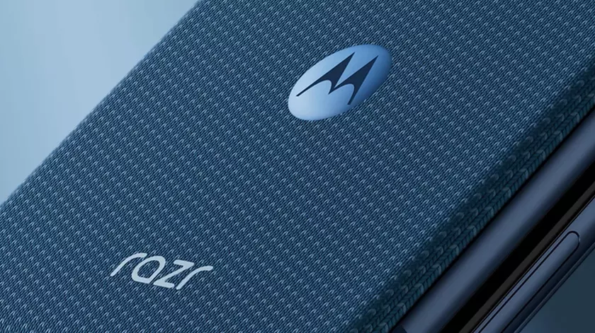 Смартфон Motorola Razr 70 в развернутом виде