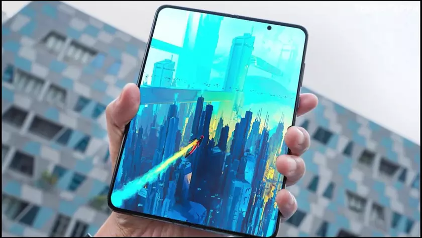 Складной Samsung Galaxy Fold 2 на видеорендере со всех сторон