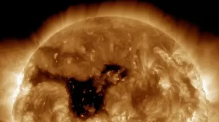 A huge coronal hole 800,000 kilometres wide has been discovered on the Sun