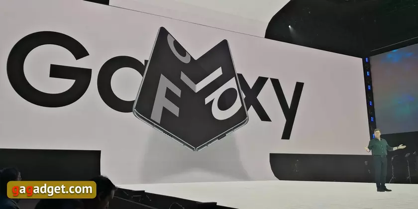 Samsung представила Galaxy Fold — складной смартфон c двумя экранами и 6 камерами