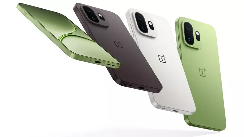 Смартфон OnePlus 15T в руках