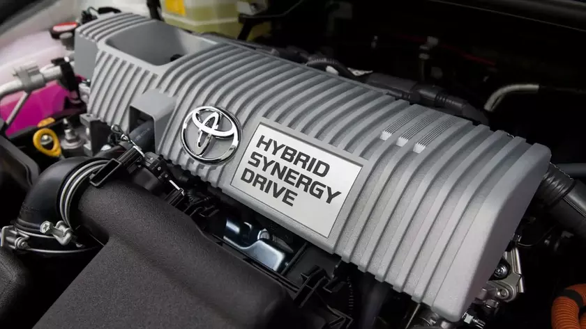 Процесс сборки аккумуляторных блоков Toyota
