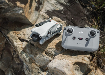 DJI Mini 3 ist eine preiswerte Drohne mit einem Gewicht von 249 g und einer 4K-Kamera, die 38 Minuten lang fliegen kann, zu einem Preis ab 409 $