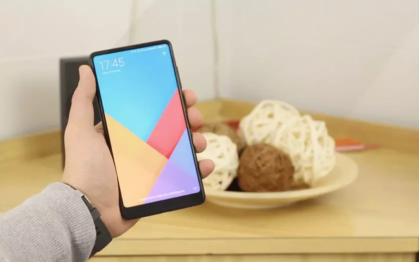 Глава Xiaomi накануне анонса раскрыл характеристики и намекнул на стоимость Mi Mix 2S