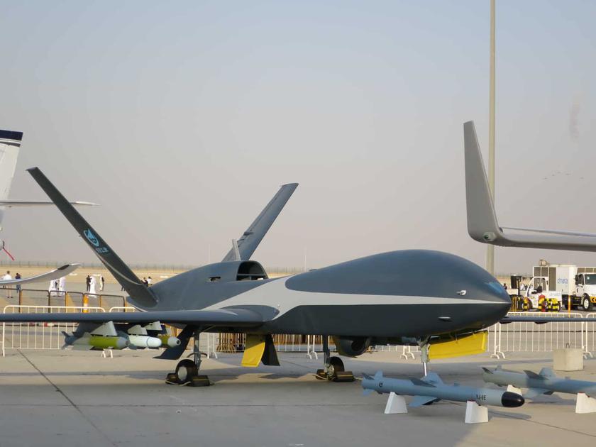 China introduced the WZ-7 Soaring Dragon drone - an analogue of the RQ-4 Global Hawk with a cruising range of 7000 km and a speed of 750 km / h
