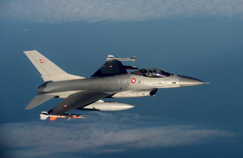 Официально: Дания начала учить украинских пилотов на истребителях F-16 Fighting Falcon