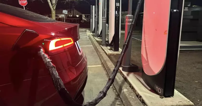 Tesla Supercharger: новая антивандальная защита кабеля