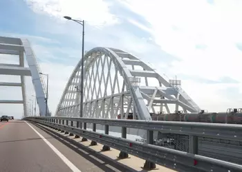 Британская разведка: россия укрепляет оборону Керченского моста баржами, чтобы защитить его от украинских морских дронов