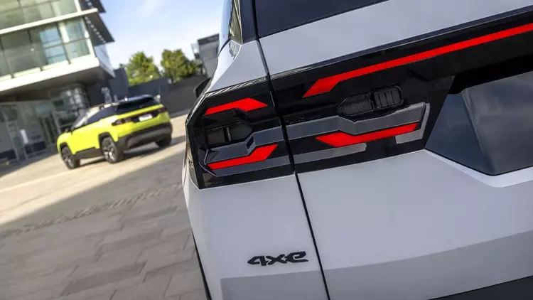 Jeep Compass 2026: 674 км на одной зарядке и 375 «лошадей» для бездорожья