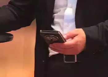 Смартфон Huawei, который будет складываться в трое, выйдет в сентябре 