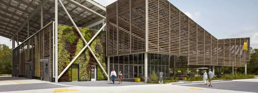 McDonald’s открыл первое автономное заведение с солнечными панелями, которое полностью обеспечивает себя электричеством