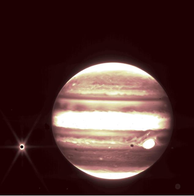 Орбитальный телескоп «Джеймс Уэбб» сделал яркие фотографии Юпитера, его колец и трёх спутников