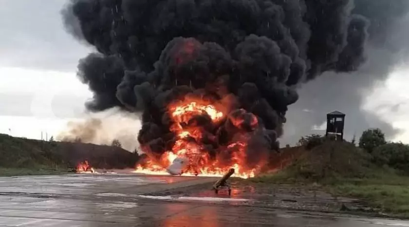 Неизвестный дрон-камикадзе полностью уничтожил стратегический бомбардировщик Ту-22М3 прямо на аэродроме в россии