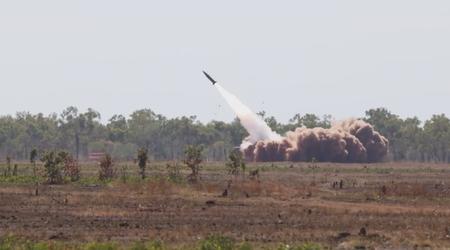 L'Australie a diffusé une vidéo très rare du lancement d'un missile balistique tactique MGM-140 ATACMS, d'une portée maximale de 300 kilomètres et d'une vitesse de 3 700 km/h.