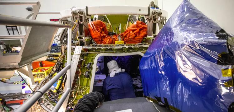 Космічне розпакування: NASA почало діставати вміст космічного корабля Orion