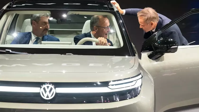 Логотип Volkswagen на стеклянном фасаде офисного здания