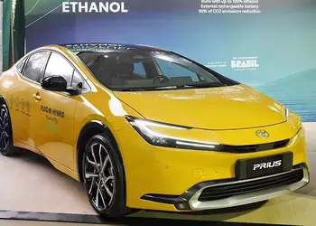 Максимальная экологичность: Toyota Prius PHEV перевели на этанол