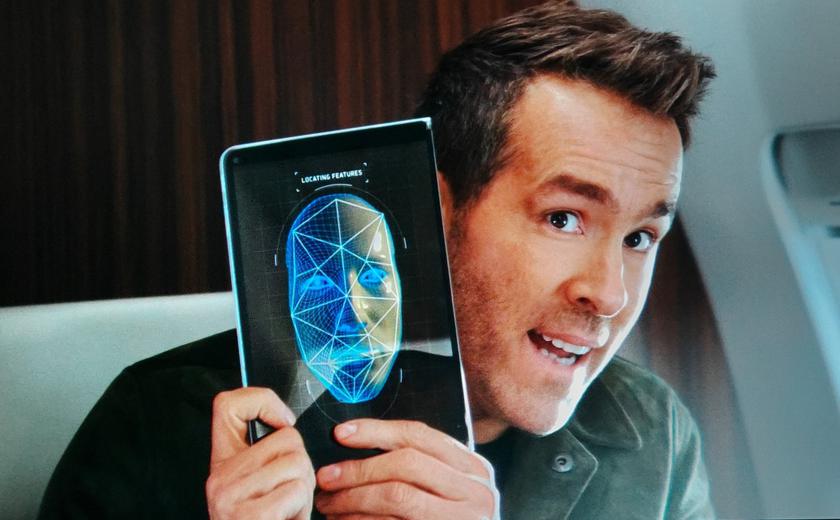 Ryan Reynolds enthüllte das unveröffentlichte faltbare Microsoft Surface Neo Tablet in Netflix' "Red Notice