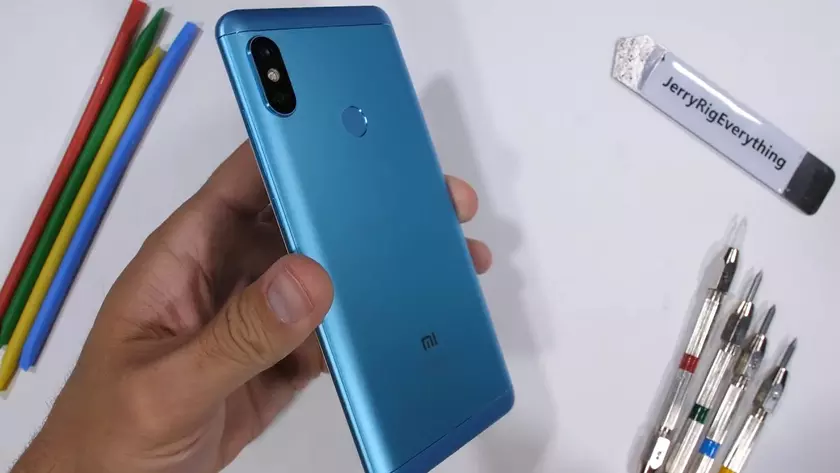 JerryRigEverything испытал на прочность Xiaomi Redmi Note 5