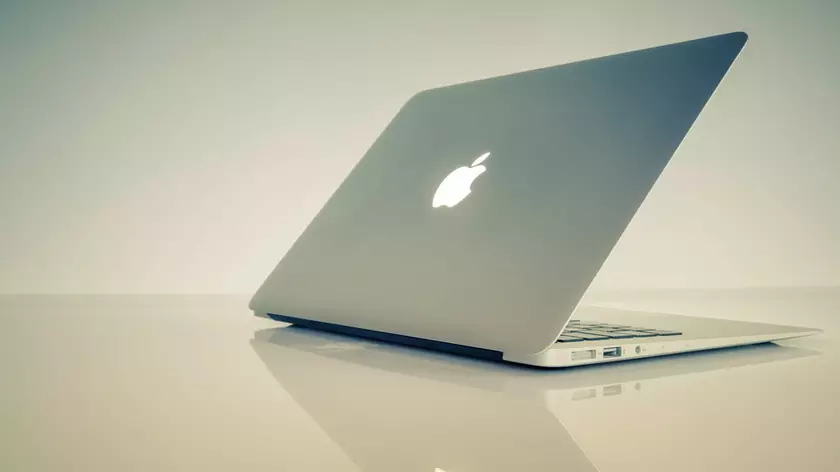 В новых ноутбуках Apple MacBook Air заменить батарею стало намного проще