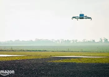 Дрон Amazon доставил первую посылку реальному клиенту