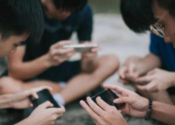 Das indische Dorf hat Kindern unter 18 Jahren offiziell die Nutzung von Smartphones verboten. Geldstrafen für Verstöße