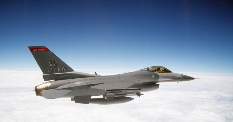 Die NATO kehrte zu der Idee zurück, MiG-29- und F-16 Fighting Falcon-Kampfflugzeuge an die Ukraine zu verlegen