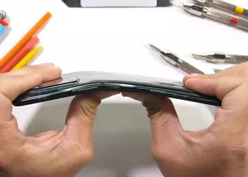 ZTE Axon 30 5G прошел испытания JerryRigEverything: посредственная подэкранная камера, но хорошая «живучесть»