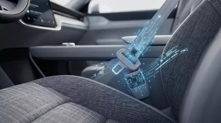 Традиционный ремень безопасности Volvo на фоне логотипа