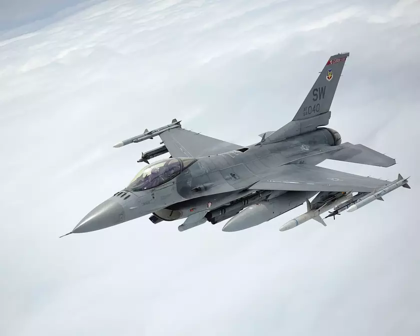 Чехия будет учить украинских пилотов на истребителях F-16 и передаст ВСУ боевые вертолёты