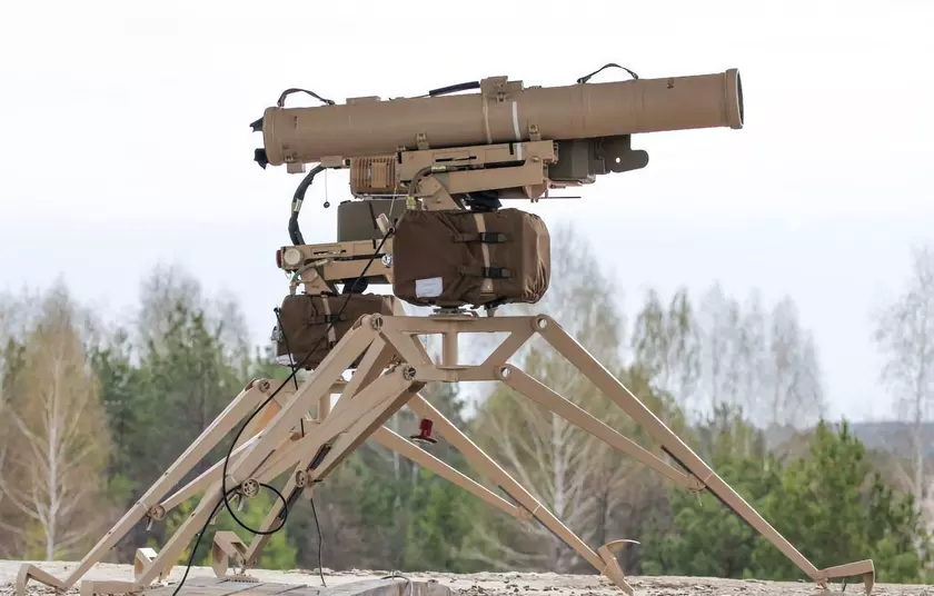 ВСУ с помощью украинского ПТРК «Стугна-П» уничтожили склад рашистов (видео)