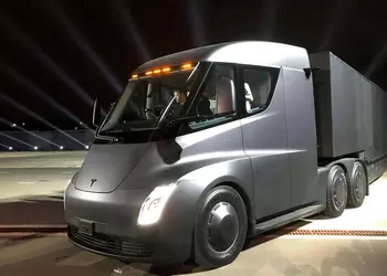 Нехватка чипов задержала дебют Tesla Semi