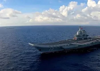 Самый большой авианосец ВМС Китая Shandong вместе с ударной группой вернулся в Южно-Китайское море