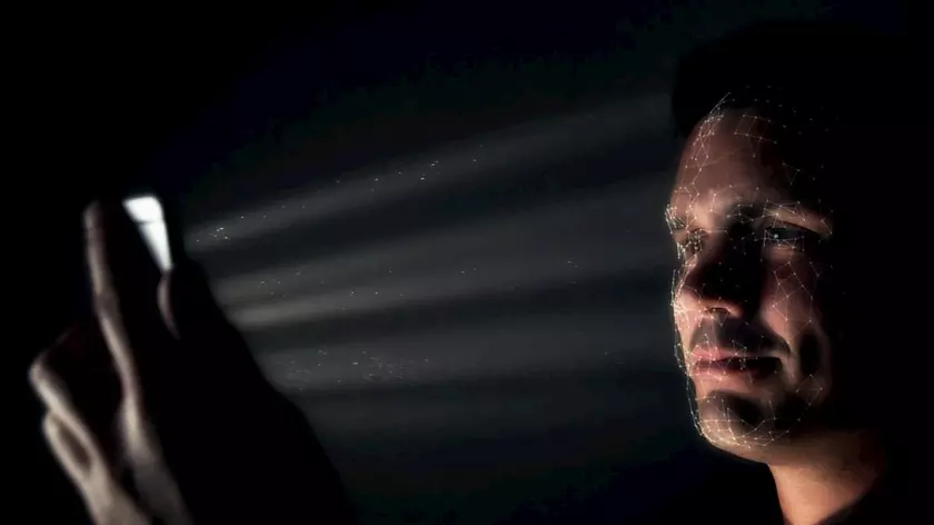 Только с открытыми глазами: Google наконец починил Face Unlock на смартфонах Pixel 4 и 4 XL