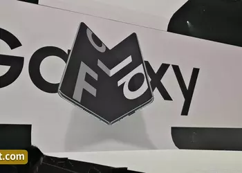 Samsung представила Galaxy Fold — складной смартфон c двумя экранами и 6 камерами