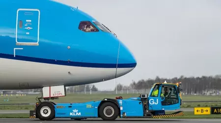 KLM ввела в експлуатацію перші електричні тягачі для літаків в аеропорту Схіпгол