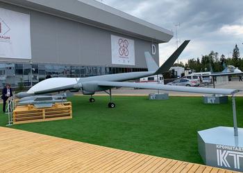 Rosyjski dron Sirius wykonuje swój dziewiczy lot - dron ma prędkość przelotową 180 km/h i może przenosić bomby o wadze 500 kg.