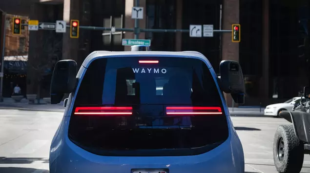 Waymo's robo-taxi called the cops on ...