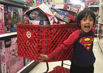 7-летний блогер порвал всех в рейтинге YouTube-миллионеров от Forbes