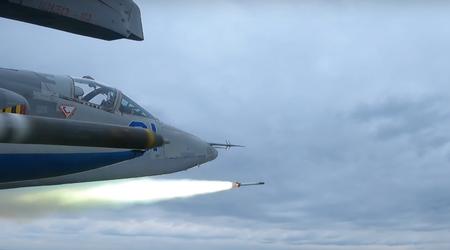 Ukrainische Streitkräfte zeigen Su-25-Kampfflugzeuge, die Zuni-Raketen auf Stellungen der Besetzer abfeuern (Video)