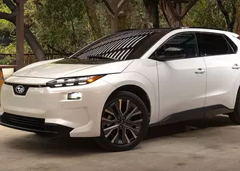 Subaru Solterra 2026 получил больший запас хода, обновленный дизайн и зарядный разъем Tesla NACS