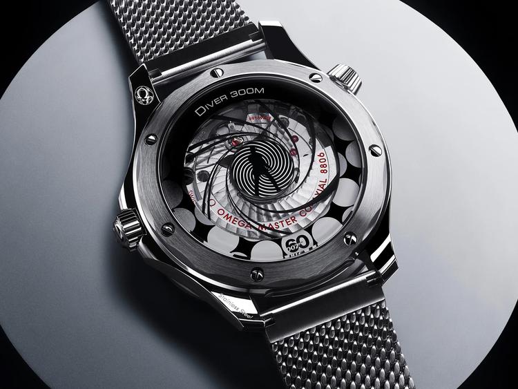 Omega представила годинник за $7600, який відтворює початок фільмів про Джеймса Бонда лише за допомогою механіки