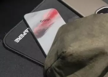 iQOO 15 получит экран рекордной яркости в 6000 нит и целых три датчика света (+ первые настоящие фото)