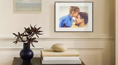 Aura Ink — a digital photo frame visible both day and night