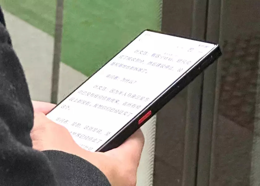 Большой дисплей, тонкие рамки и никаких отверстий: флагман nubia Z50 Ultra появился на фотографии