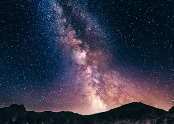 Подробнейшее изображение черной дыры в Млечном Пути раскрывает тайны ее магнитных полей