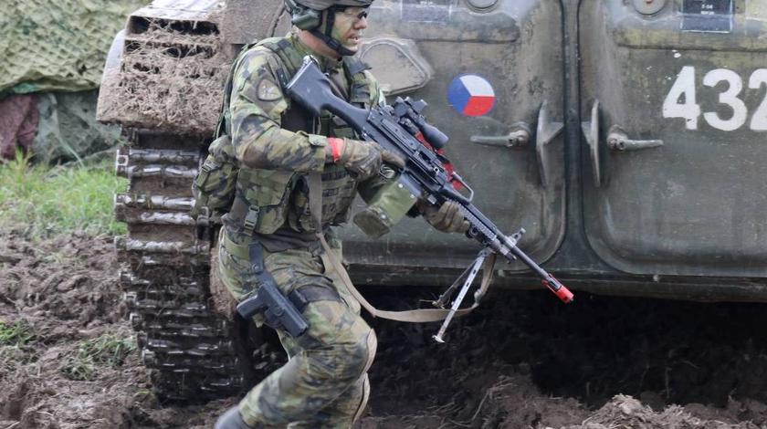 Половина чешского населения не пошла бы защищать страну в случае войны - опрос