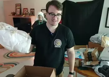 WTF: Twitch-стримеру General Sam "поклонники" прислали упакованную мертвую свинью и кусок урановой руды