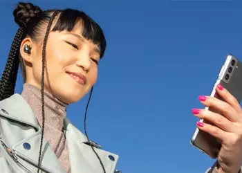 Неожиданно: Apple использует флагман Samsung Galaxy S21 для рекламы своих наушников Beats Studio Buds