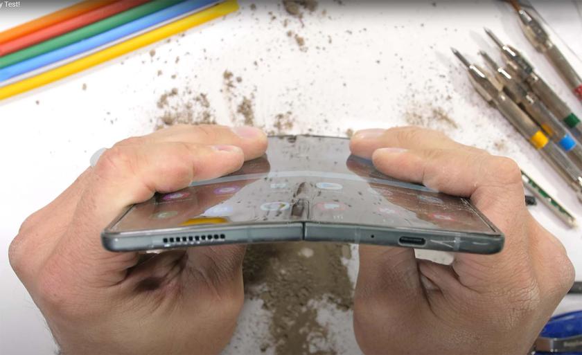 Испытание огнем, песком и силой: выжил ли складной Samsung Galaxy Z Fold 3 после проверки на прочность JerryRigEverything?